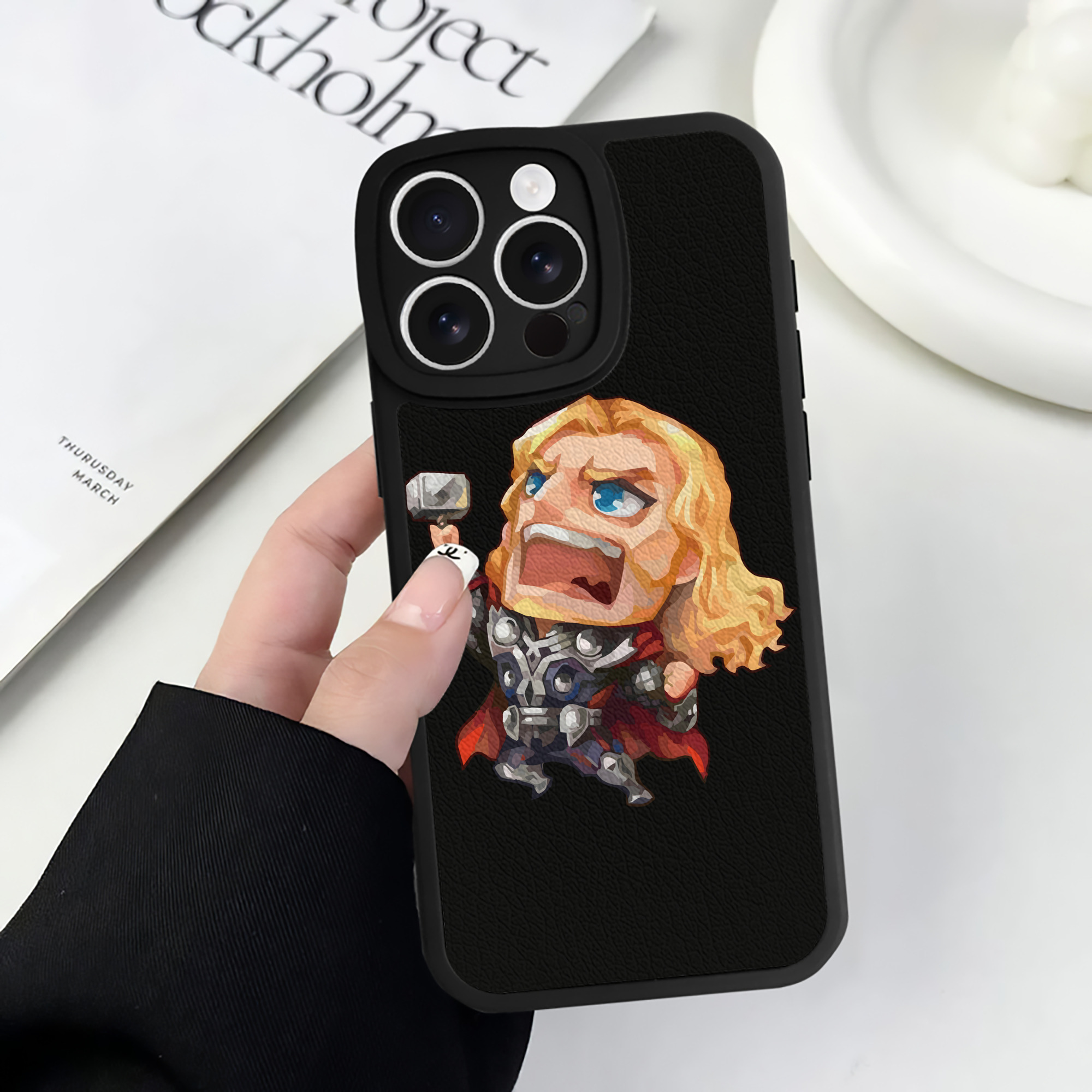 （画像用） アベンジャーズ The Avengers 【iPhone 16シリーズ対応】シリコンスマホケース（レザー調） 材質：シリコン